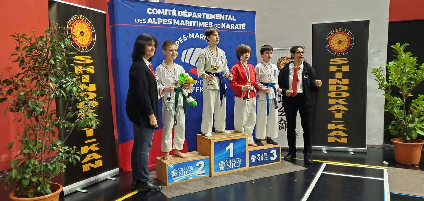 Remise de médailles et de coupes sur un podium de Shindokaï.