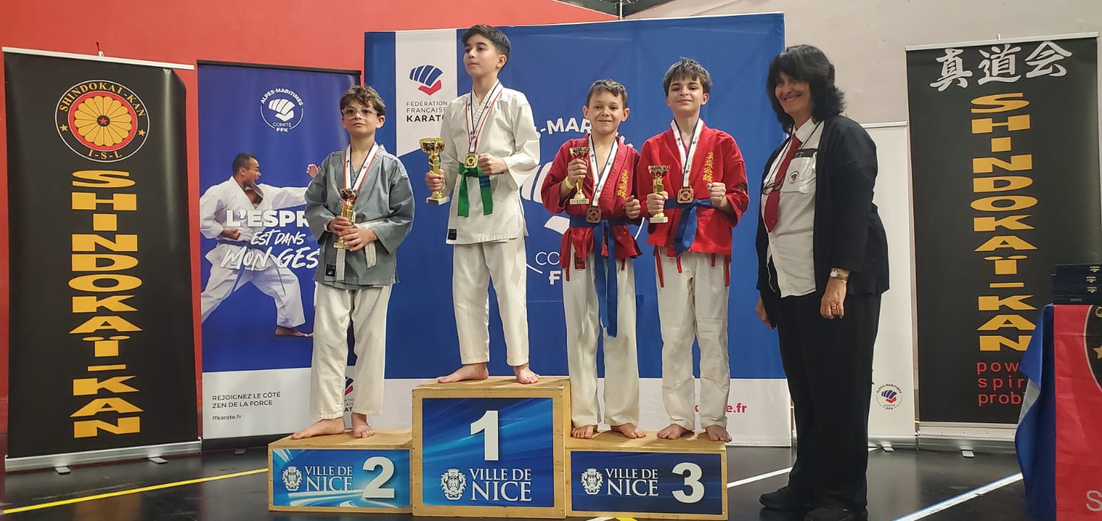 Jeunes pratiquants récompensés lors d’une remise de prix de Shindokaï.